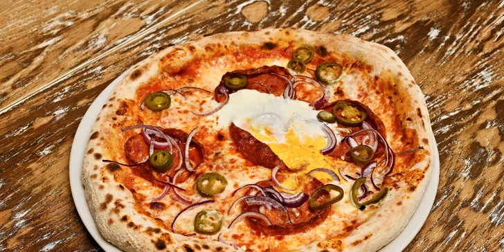 Jedna nebo dvě pizzy o průměru 32 cm podle výběru z 18 druhů, bez nutnosti rezervace