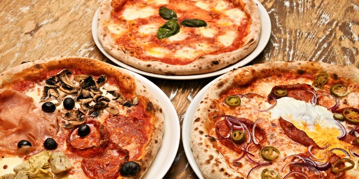 Jedna nebo dvě pizzy o průměru 32 cm podle výběru z 18 druhů, bez nutnosti rezervace
