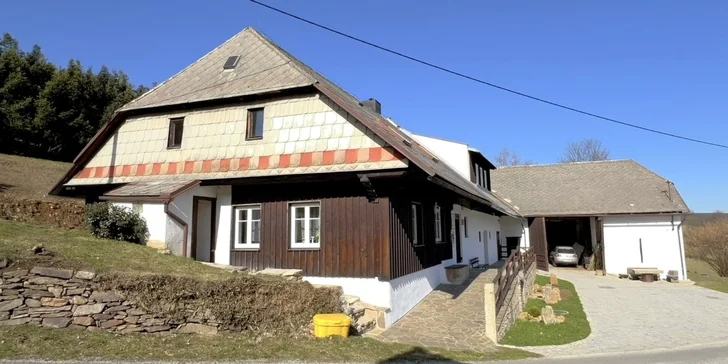 Pár dní v šumavském ráji: pobyt v apartmánu se zahradou nebo v podkrovním pokoji i snídaně