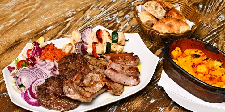 Pljeskavica, ražniči, krkovice, klobása a přílohy pro 2 osoby