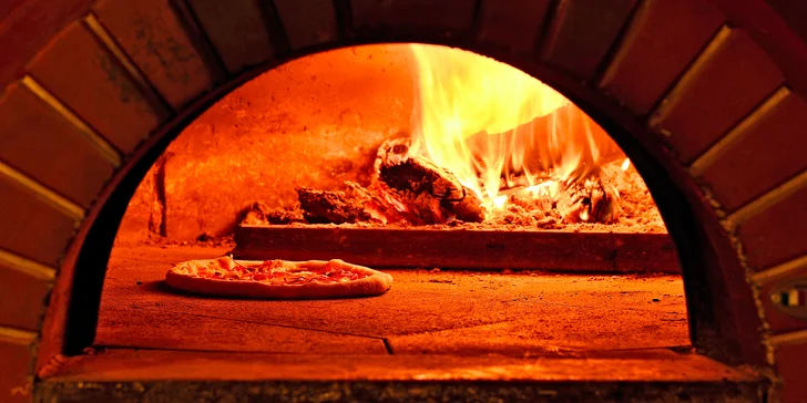Jedna nebo dvě pizzy o průměru 32 cm podle výběru z 18 druhů, bez nutnosti rezervace