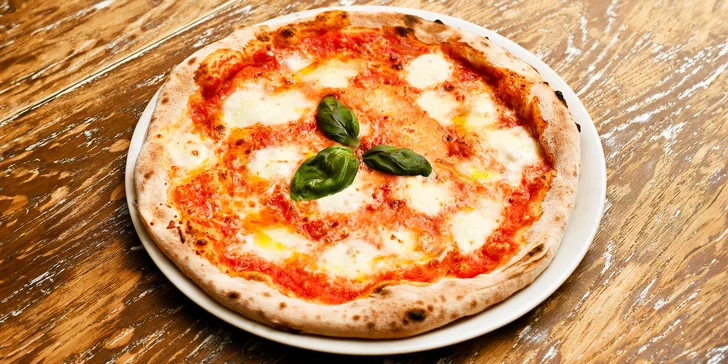 Jedna nebo dvě pizzy o průměru 32 cm podle výběru z 18 druhů, bez nutnosti rezervace