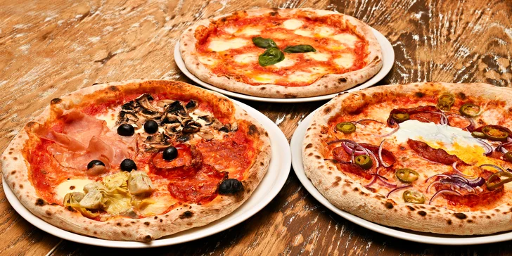 Jedna nebo dvě pizzy o průměru 32 cm podle výběru z 18 druhů, bez nutnosti rezervace