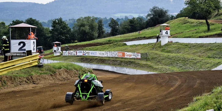Jízda v závodní buggy na profesionálním okruhu pro jednotlivce i dvojice
