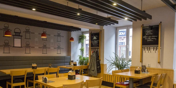 Hostina v centru Brna: masové prkno s miniburgery, žebírky, křídly a hranolky