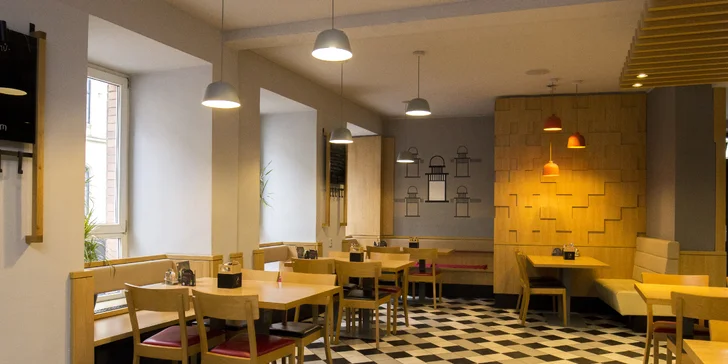 Hostina v centru Brna: masové prkno s miniburgery, žebírky, křídly a hranolky
