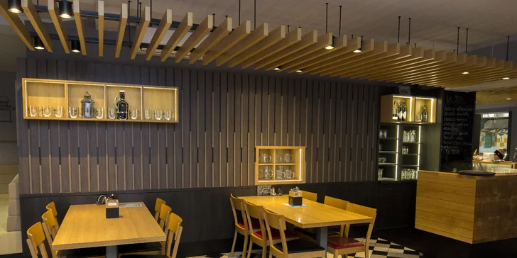 Hostina v centru Brna: masové prkno s miniburgery, žebírky, křídly a hranolky