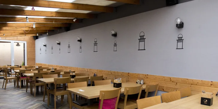 Hostina v centru Brna: masové prkno s miniburgery, žebírky, křídly a hranolky