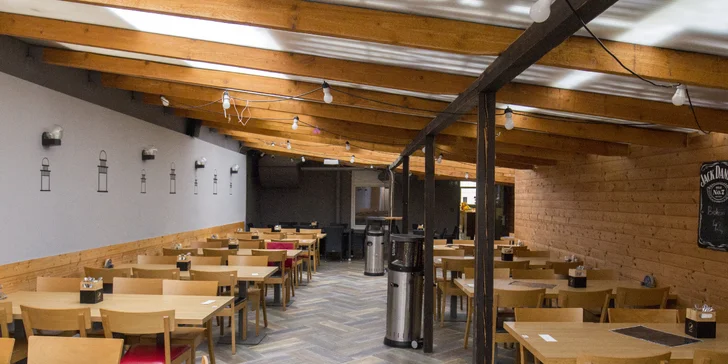 Hostina v centru Brna: masové prkno s miniburgery, žebírky, křídly a hranolky