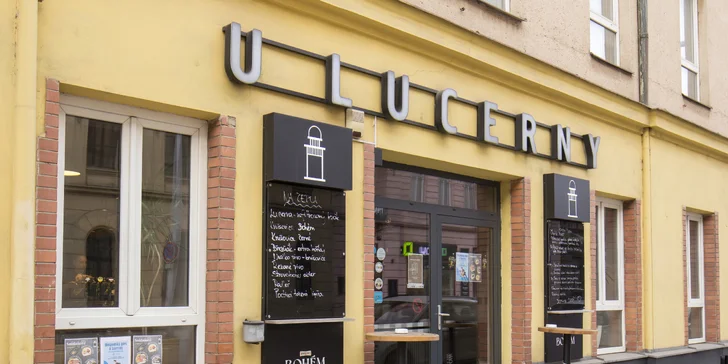 Hostina v centru Brna: masové prkno s miniburgery, žebírky, křídly a hranolky