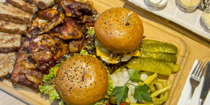 Hostina v centru Brna: masové prkno s miniburgery, žebírky, křídly a hranolky