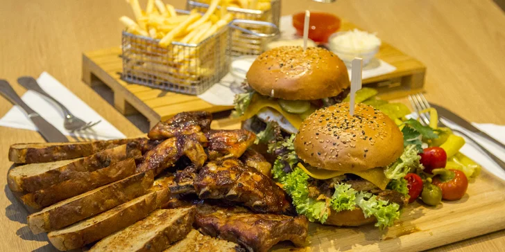 Hostina v centru Brna: masové prkno s miniburgery, žebírky, křídly a hranolky