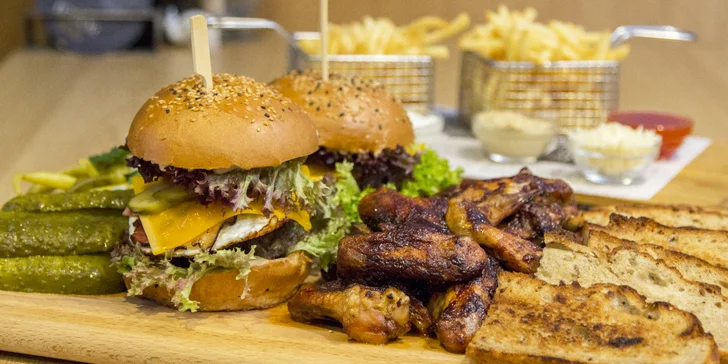 Hostina v centru Brna: masové prkno s miniburgery, žebírky, křídly a hranolky