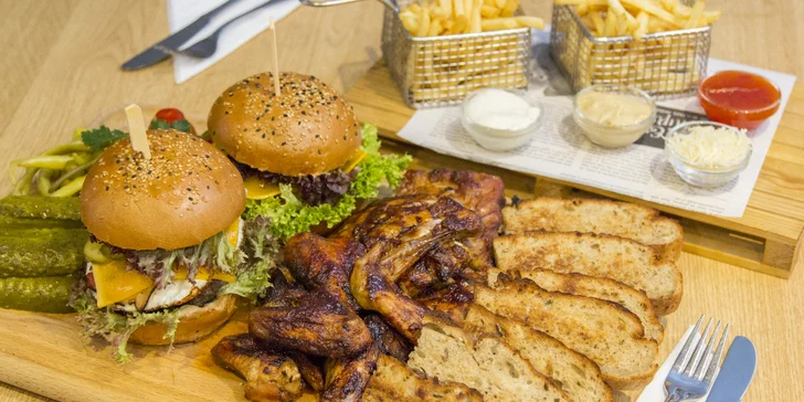 Hostina v centru Brna: masové prkno s miniburgery, žebírky, křídly a hranolky