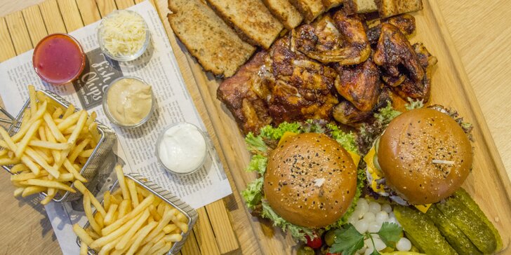 Hostina v centru Brna: masové prkno s miniburgery, žebírky, křídly a hranolky