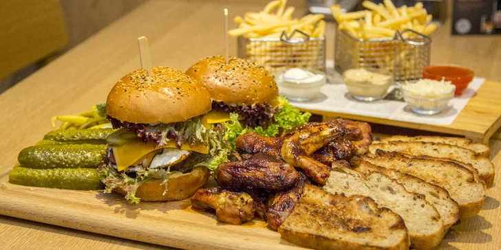 Hostina v centru Brna: masové prkno s miniburgery, žebírky, křídly a hranolky