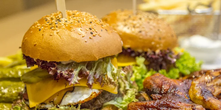Hostina v centru Brna: masové prkno s miniburgery, žebírky, křídly a hranolky