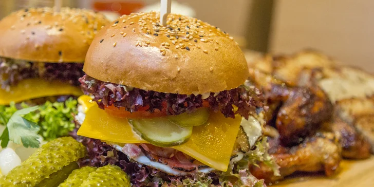 Hostina v centru Brna: masové prkno s miniburgery, žebírky, křídly a hranolky