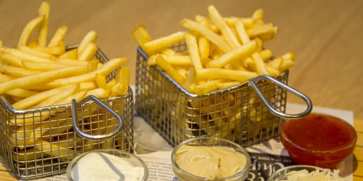 Hostina v centru Brna: masové prkno s miniburgery, žebírky, křídly a hranolky