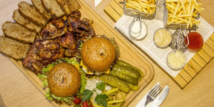 Hostina v centru Brna: masové prkno s miniburgery, žebírky, křídly a hranolky