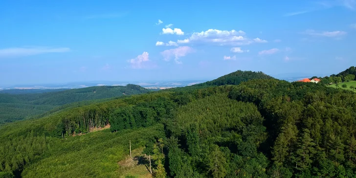 Lesní dobrodružství pro 2-5 osob ve srubových chatkách Bunč i se snídaní a opékáním