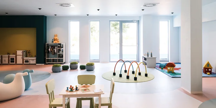 Luxusní 5* family resort u Zadaru: vlastní pláž a bazény, 2 děti zdarma, plná či polopenze, wellness i úžasný dětský svět