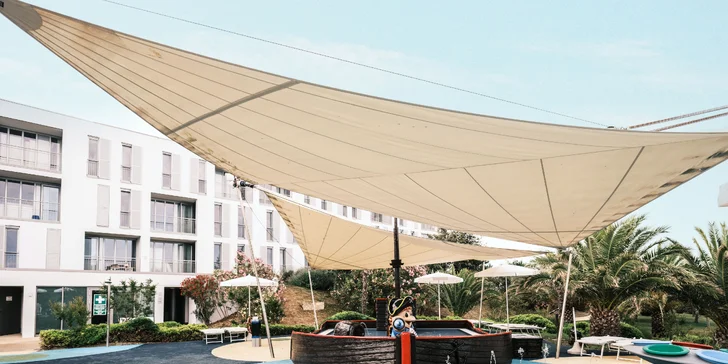 Luxusní 5* family resort u Zadaru: vlastní pláž a bazény, 2 děti zdarma, plná či polopenze, wellness i úžasný dětský svět