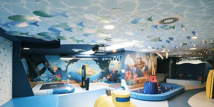 Luxusní 5* family resort u Zadaru: vlastní pláž a bazény, 2 děti zdarma, plná či polopenze, wellness i úžasný dětský svět