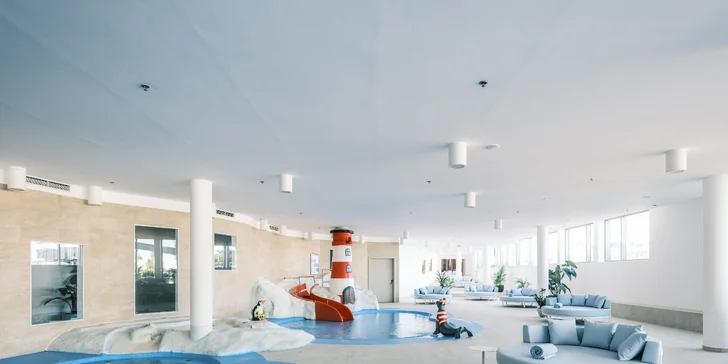 Luxusní 5* family resort u Zadaru: vlastní pláž a bazény, 2 děti zdarma, plná či polopenze, wellness i úžasný dětský svět
