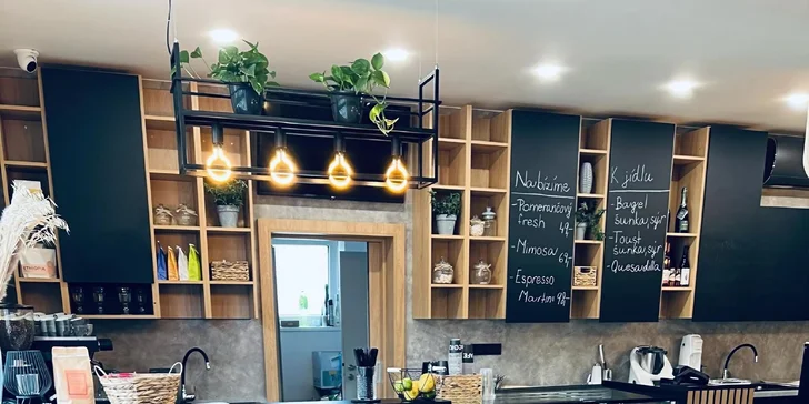 Bagel se sýrem či šunkou nebo quesadilla a šálek kávy pro 1-2 osoby v bistru Rea café