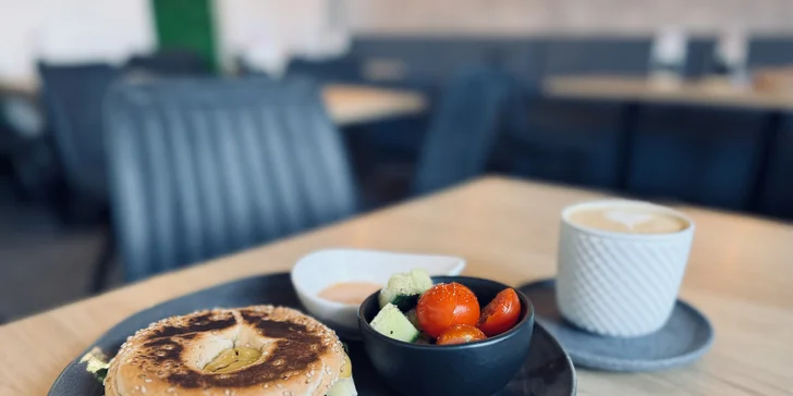 Bagel se sýrem či šunkou nebo quesadilla a šálek kávy pro 1-2 osoby v bistru Rea café
