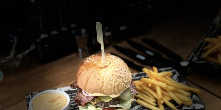 Burger podle výběru ze dvou druhů, hranolky, dip a limonáda pro 1 osobu