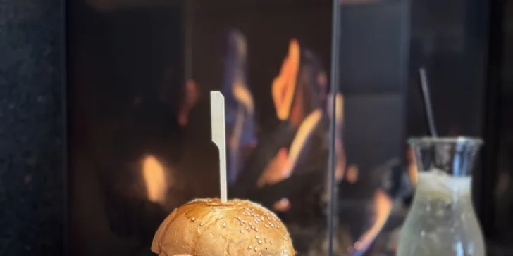 Burger podle výběru ze dvou druhů, hranolky, dip a limonáda pro 1 osobu