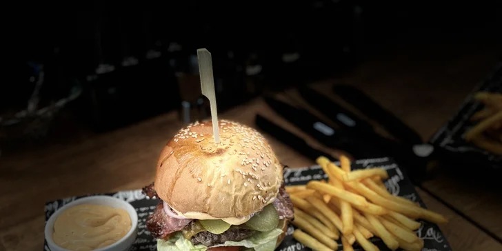 Burger podle výběru ze dvou druhů, hranolky, dip a limonáda pro 1 osobu