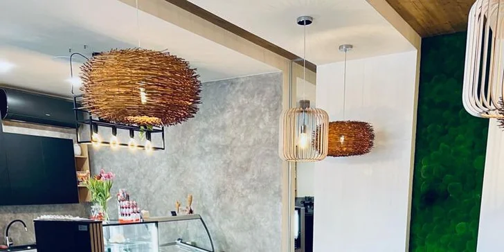 Bagel se sýrem či šunkou nebo quesadilla a šálek kávy pro 1-2 osoby v bistru Rea café
