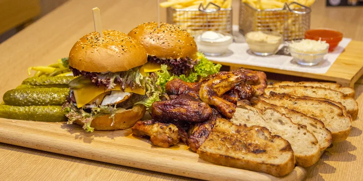 Hostina v centru Brna: masové prkno s miniburgery, žebírky, křídly a hranolky