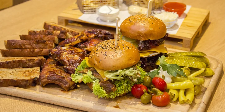 Hostina v centru Brna: masové prkno s miniburgery, žebírky, křídly a hranolky