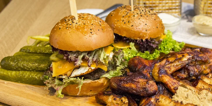 Hostina v centru Brna: masové prkno s miniburgery, žebírky, křídly a hranolky