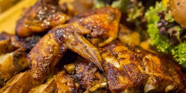 Hostina v centru Brna: masové prkno s miniburgery, žebírky, křídly a hranolky