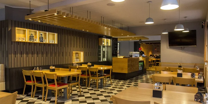 Hostina v centru Brna: masové prkno s miniburgery, žebírky, křídly a hranolky