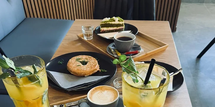 Bagel se sýrem či šunkou nebo quesadilla a šálek kávy pro 1-2 osoby v bistru Rea café