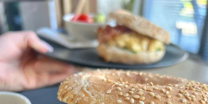 Bagel se sýrem či šunkou nebo quesadilla a šálek kávy pro 1-2 osoby v bistru Rea café
