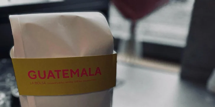 Bagel se sýrem či šunkou nebo quesadilla a šálek kávy pro 1-2 osoby v bistru Rea café