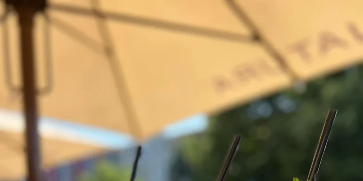 Bagel se sýrem či šunkou nebo quesadilla a šálek kávy pro 1-2 osoby v bistru Rea café