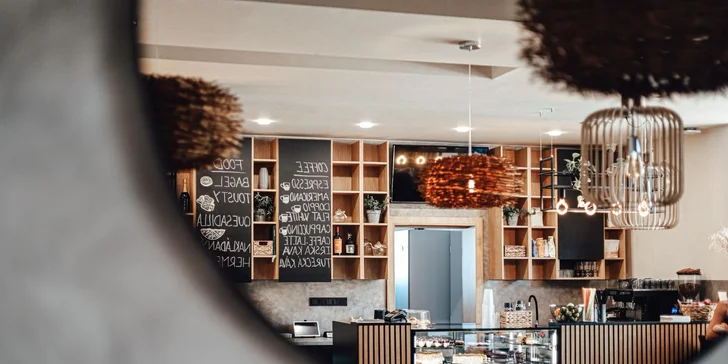 Bagel se sýrem či šunkou nebo quesadilla a šálek kávy pro 1-2 osoby v bistru Rea café