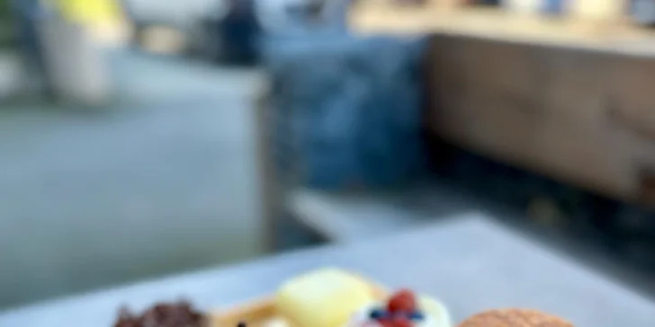 Bagel se sýrem či šunkou nebo quesadilla a šálek kávy pro 1-2 osoby v bistru Rea café