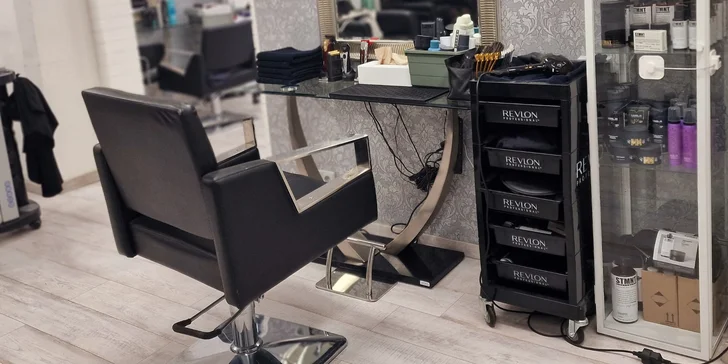 Dámský střih s ošetřením vlasů, masáží hlavy a stylingem na Masaryčce
