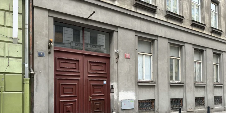 Kytice dle výběru nebo květinová krabička s makronkami