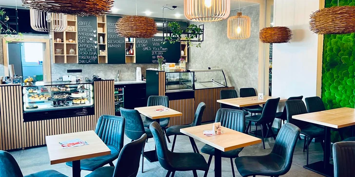 Bagel se sýrem či šunkou nebo quesadilla a šálek kávy pro 1-2 osoby v bistru Rea café