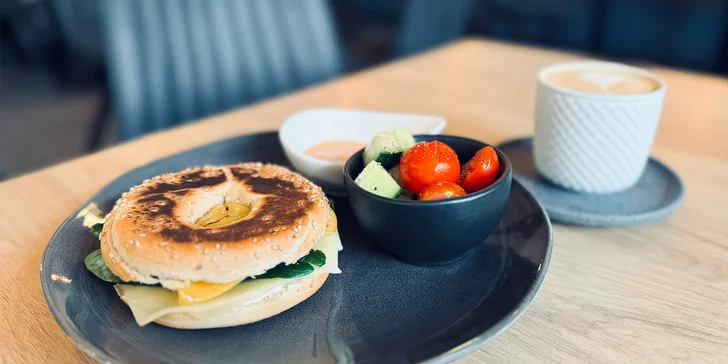 Bagel se sýrem či šunkou nebo quesadilla a šálek kávy pro 1-2 osoby v bistru Rea café